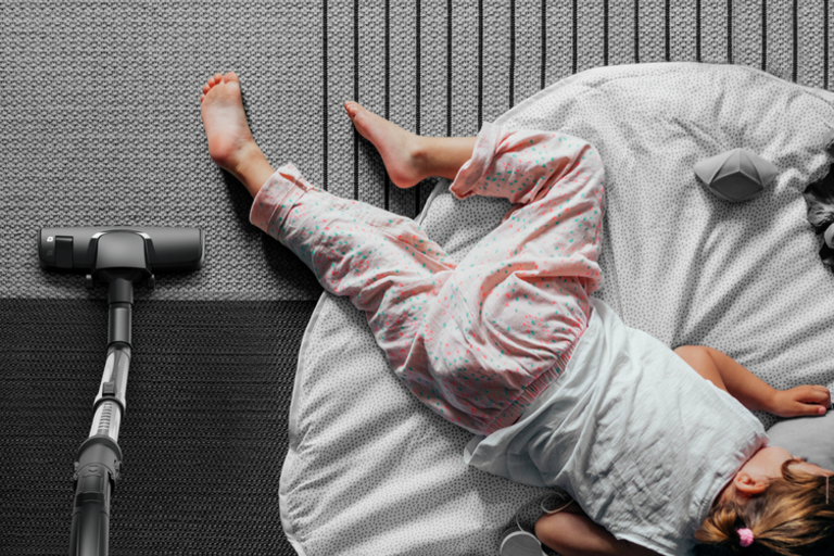 Hur många decibel är en låg ljudnivå på en dammsugare?