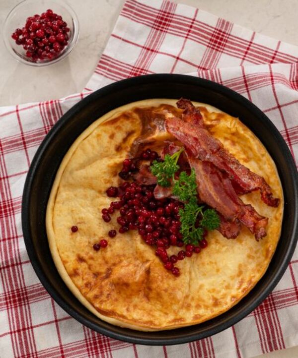 Matigare toppings vara: Bacon och rårörda lingon, stuvade eller stekta champinjoner med stekt lök eller fetaost och spenat