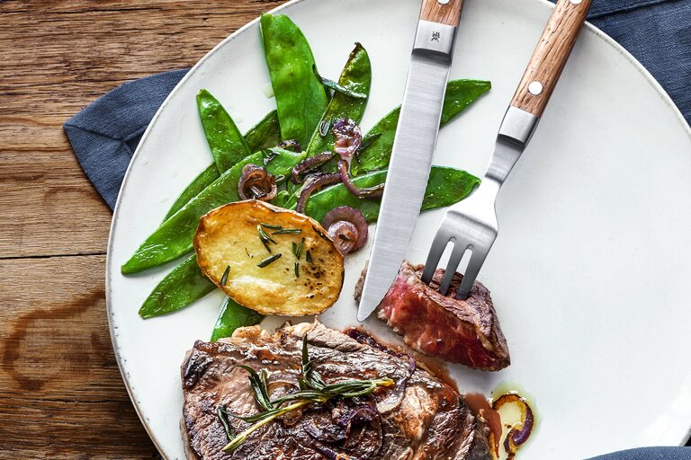 Smidda knivar med tandad egg