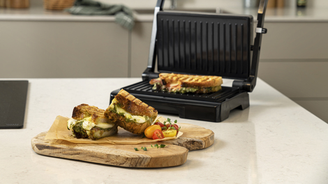 Fyll, grilla och njut! Skapa varma, krispiga smörgåsar med denna läckra smörgåsgrill.