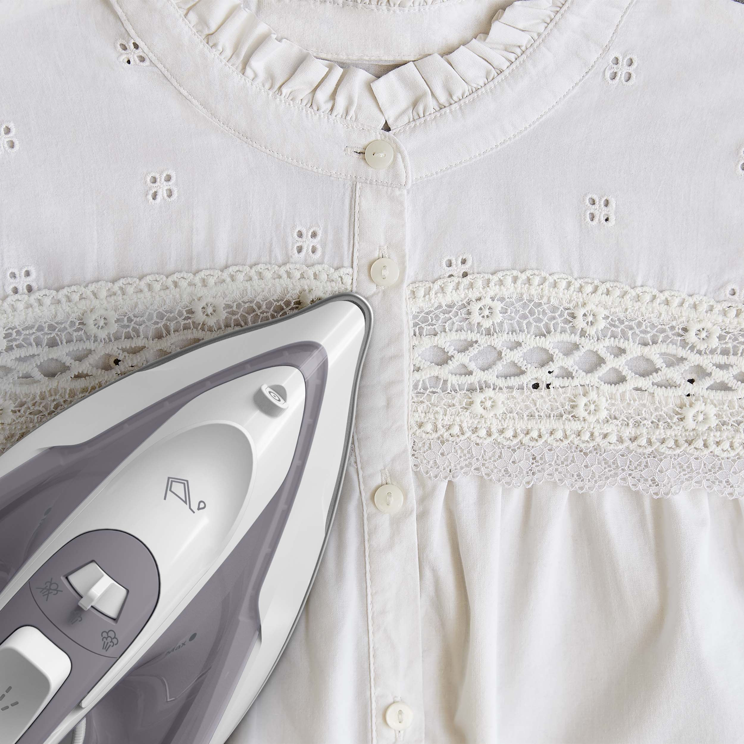 3.Stryk kragen uppvikt från insidan först, använd extra ånga för att få bort envisa veck.