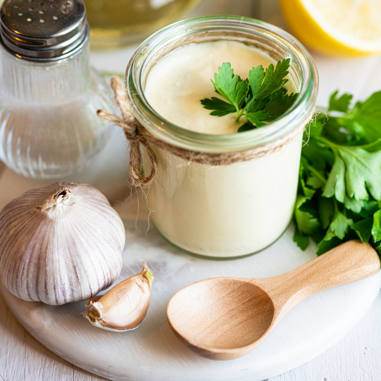 Hur man använder en stavmixer för att göra majonnäs och aioli