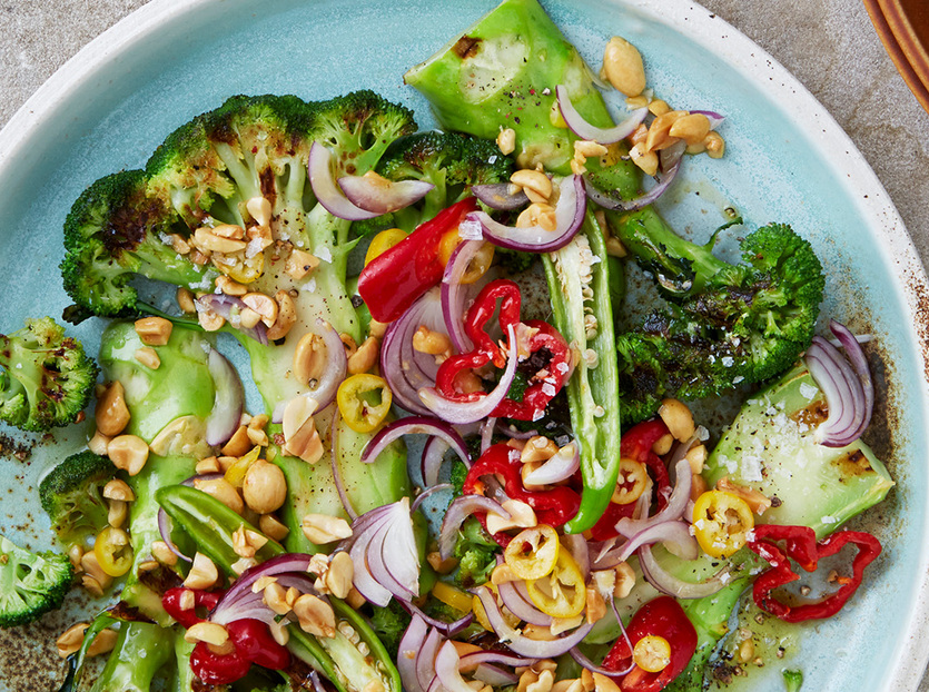 Grillad broccoli med jordnötter och chilisalsa